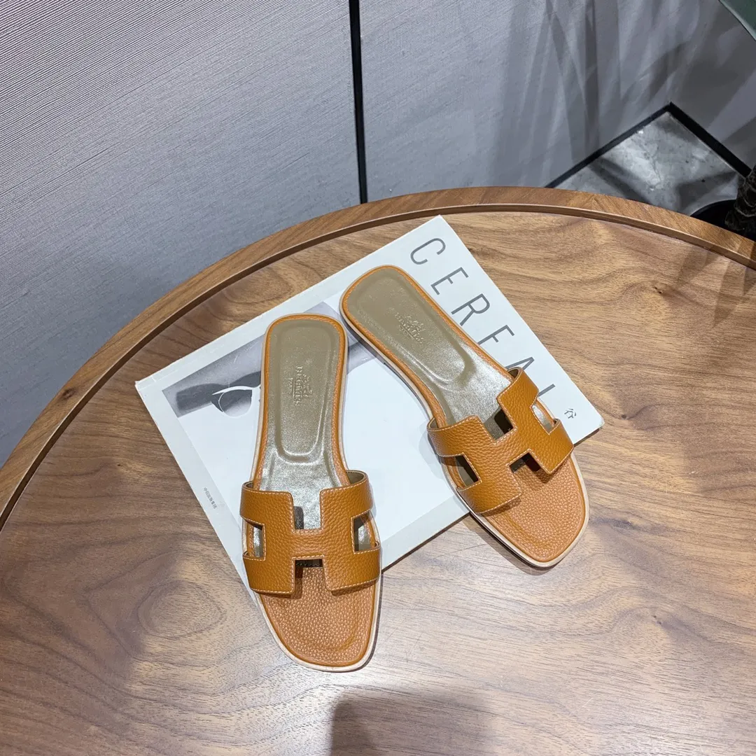 👟👟Ex-factory price 480👟👟 Litchi pattern cowhide series Newly revised version (Hermès) Packaging upgrade, version workmanship and material upgrade Hermes The highest version of handmade shoes in the market Top product Hermès H slippers Flat slippers —————————— The most classic, real handmade shoes, even the number of stitches is the same as the original version, purely handmade by masters The highest version in the industry Italian imported cowhide + original customized Australian sheepskin feet + genuine leather outsole, top exclusive packaging box 35-39 (34.40.41.42 custom-made, non-refundable)